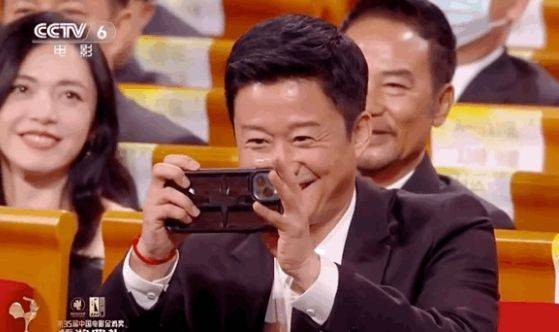 华为手机摄像机黑屏
:吴京使用的手机引发争议，网友：对不起国家，对不起华为！