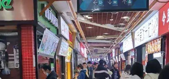 华为手机联通商城便宜很多
:一门之隔的荆州两个美食城，为何冰火两重天？